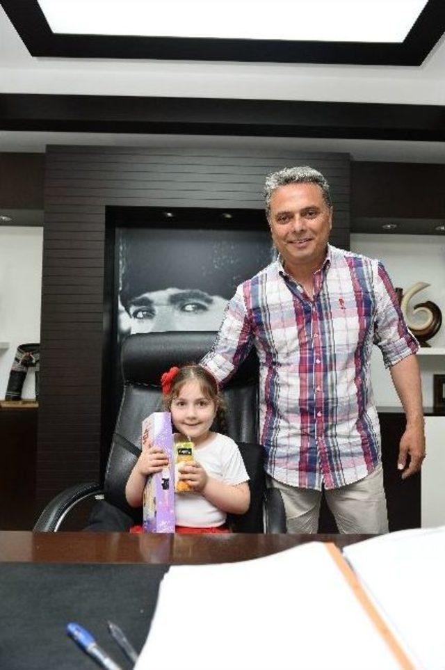 Miniklerden, Başkan Uysal&rsquo;a Babalar G&uuml;n&uuml; Hediyesi 1