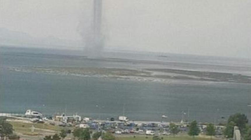 İzmir K&ouml;rfezi'nde &Ccedil;ifte Hortum S&uuml;rprizi