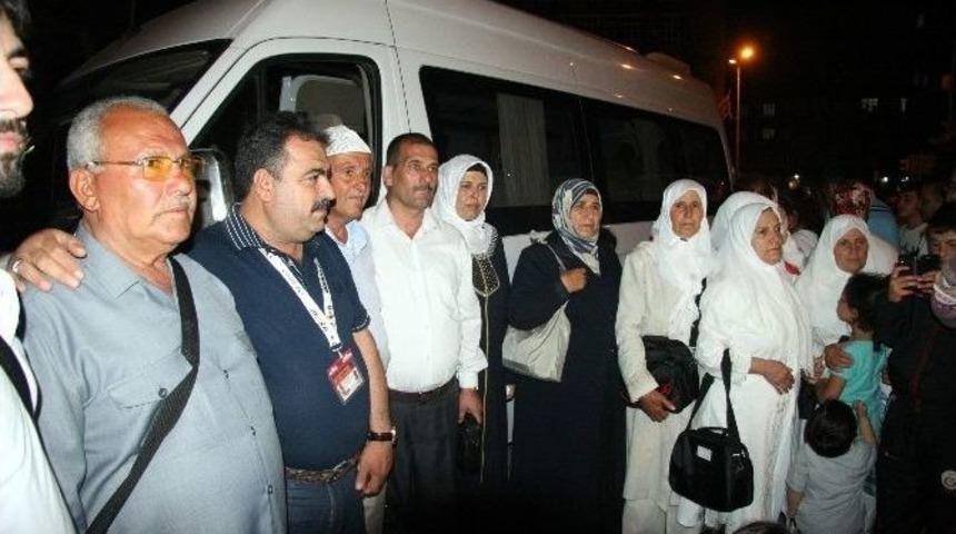 Umre Yolcuları Dualarla Uğurlandı