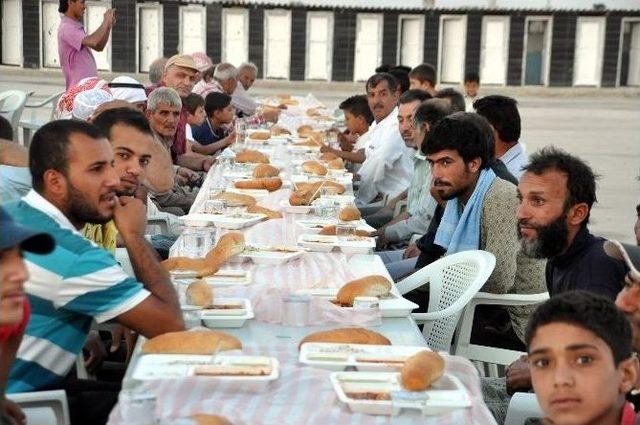 Çadır Kentte Bin Kişiye İftar Verildi