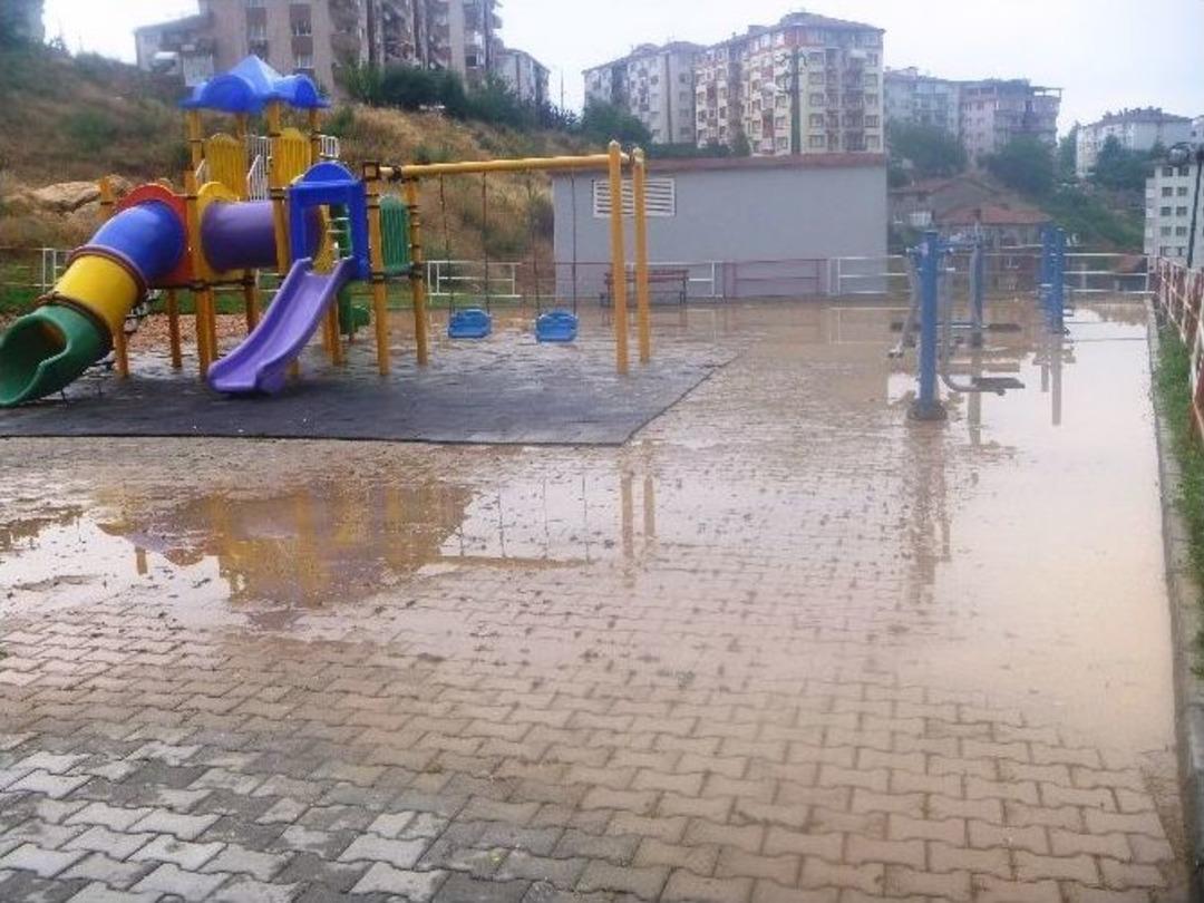 Bilecik&rsquo;te Şiddetli Yağış Sonrası Parkı Sel Aldı