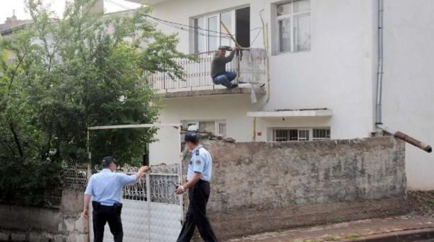 Birinci Kat Balkonundan Intihara Kalkıştı, Polis Engelledi