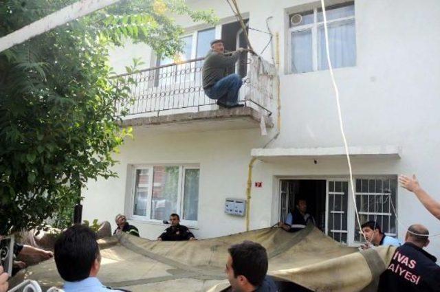 Birinci Kat Balkonundan Intihara Kalkıştı, Polis Engelledi