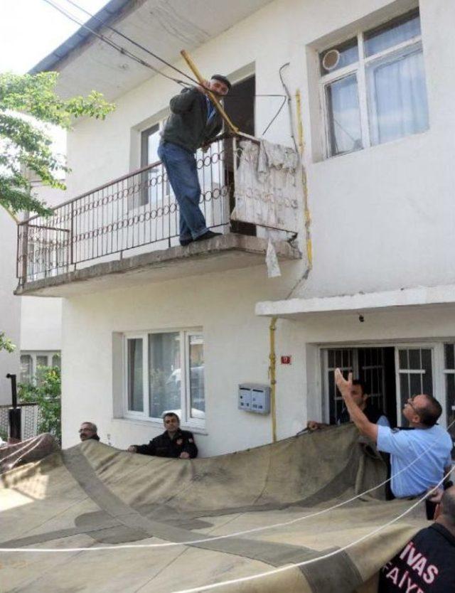Birinci Kat Balkonundan Intihara Kalkıştı, Polis Engelledi