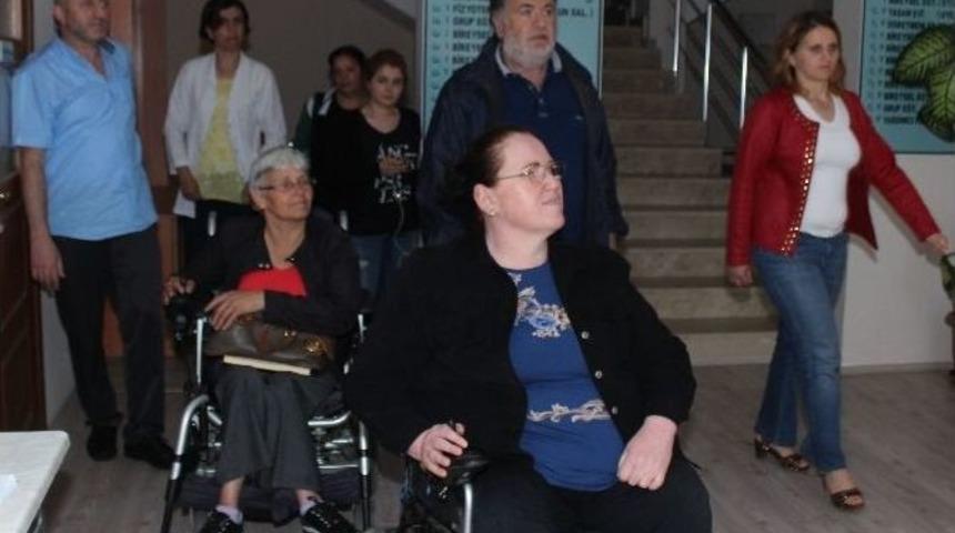 Engelli &Ouml;ğrencilere Kıyafet Yardımı