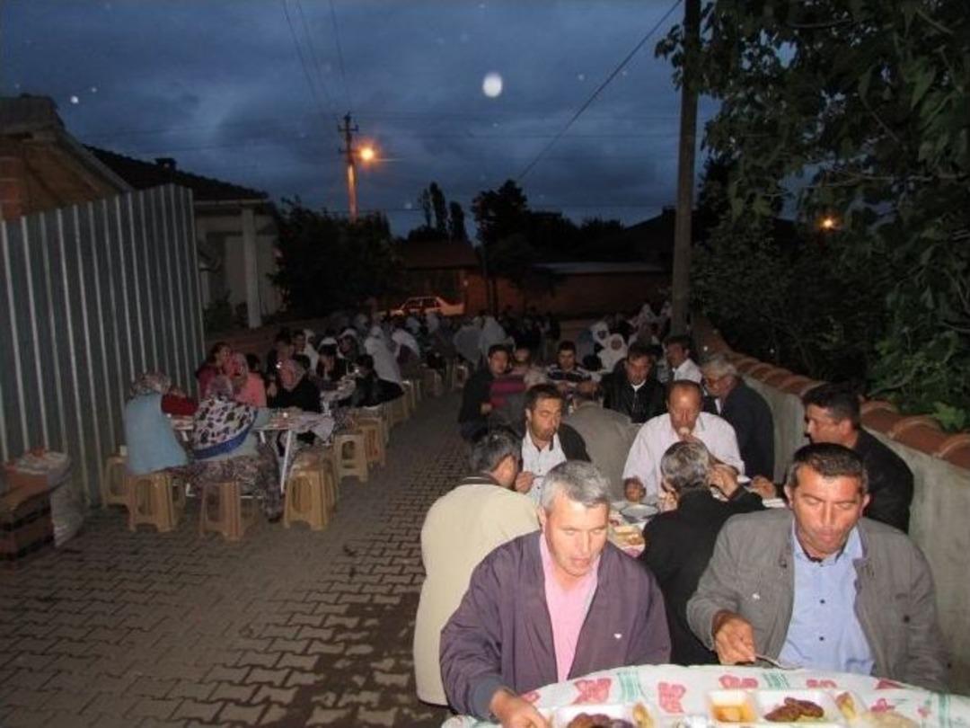 K&ouml;y İmamı T&uuml;m K&ouml;ye İftar Yemeği Verdi