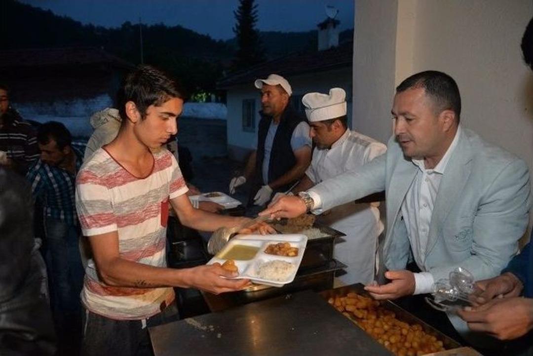 Belediye İlk İftar Yemeğini Felaket B&ouml;lgesinde Verdi