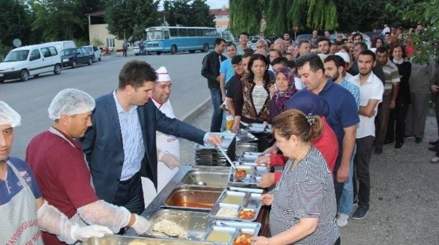 Burdur Belediyesi&rsquo;nden Her G&uuml;n Bin Kişilik İftar Sofrası