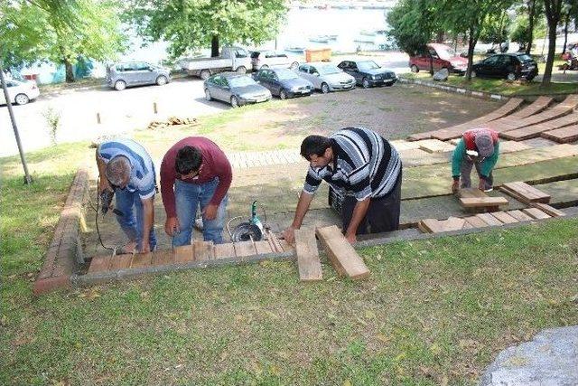 Akçakoca’da Amfi Tiyatro Oturakları Ahşap Oluyor