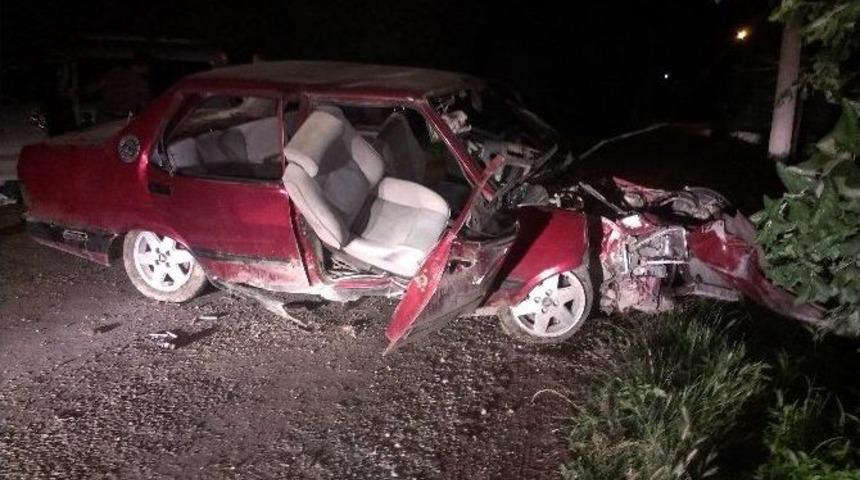 Ereğli&rsquo;de Otomobil Elektrik Direğine &Ccedil;arptı: 4 Yaralı