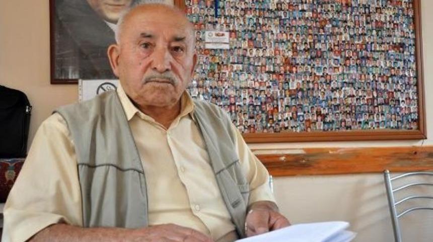 Muhtar, Mahalle Sakinlerinin Fotoğraflarını &Ccedil;er&ccedil;eveletti