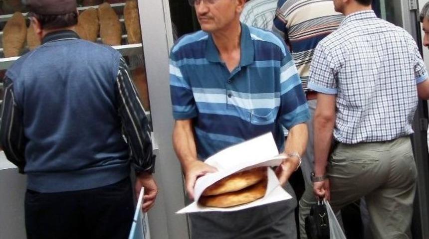 Sıcak Pide Kuyruğu Geleneği