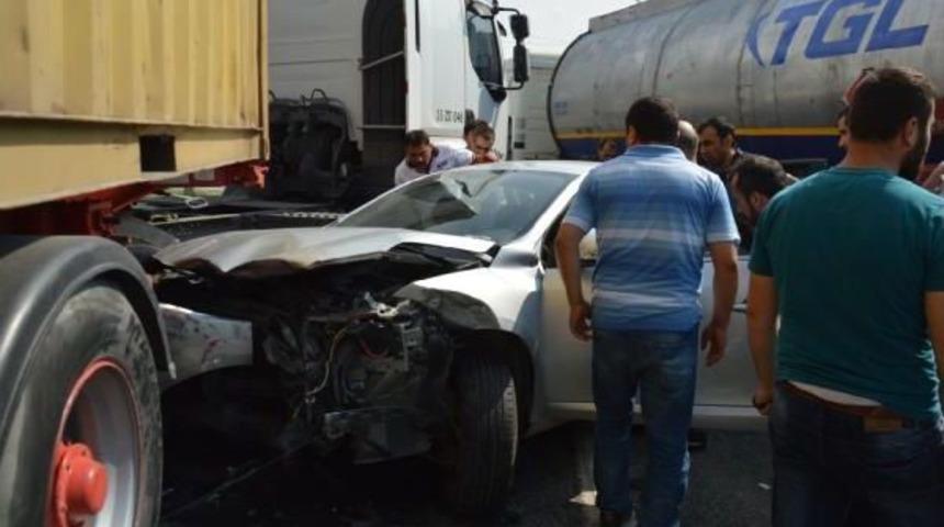 Freni Boşalan Tır Kavşağa Daldı, 4 Kişilik Aile &Ouml;l&uuml;mden D&ouml;nd&uuml;