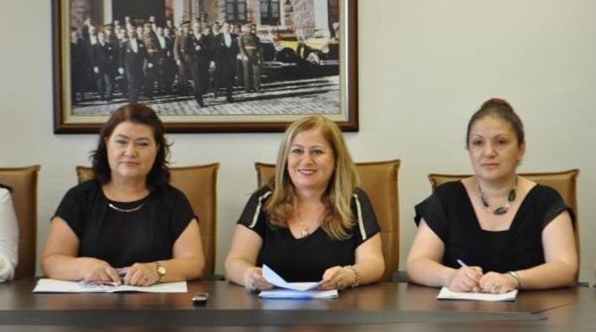 İzmir'de Sanayici Kadınlar, Aym'nin Imam Nikahı Kararına Tepki G&ouml;sterdi