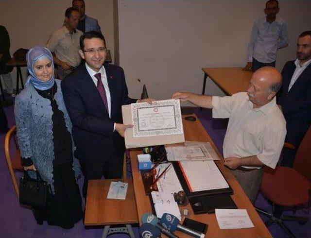 Mazbatasını Alan Ak Partili Turhan: En Kıymetli Ikinci Imzam 1