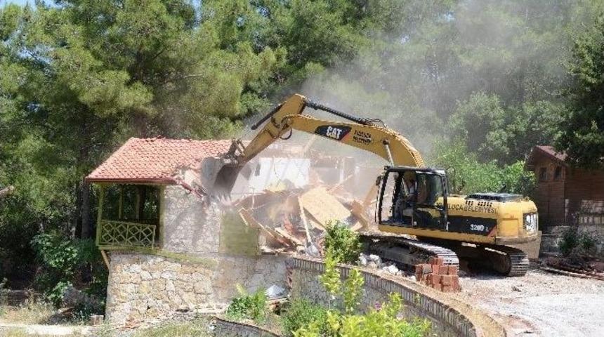 Kumluca Yazır&rsquo;da Ka&ccedil;ak Olduğu Tespit Edilen Yapılar Yıkıldı