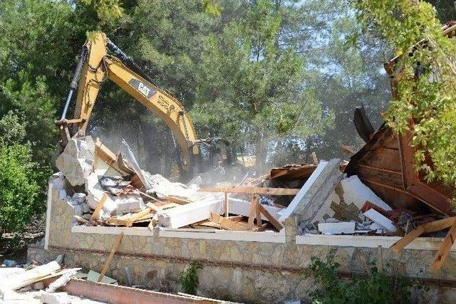 Kumluca Yazır’da Kaçak Olduğu Tespit Edilen Yapılar Yıkıldı