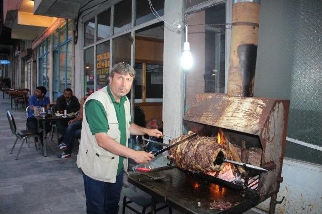 Oltu&rsquo;da Cağ Kebap İle İftar A&ccedil;ma Geleneği S&uuml;r&uuml;yor