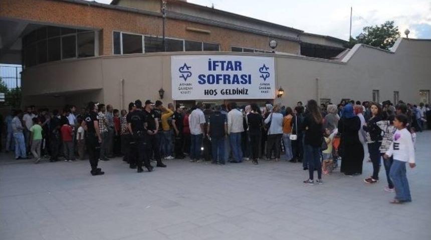 Ayhan Şahenk Vakfı İlk İftarı A&ccedil;tı