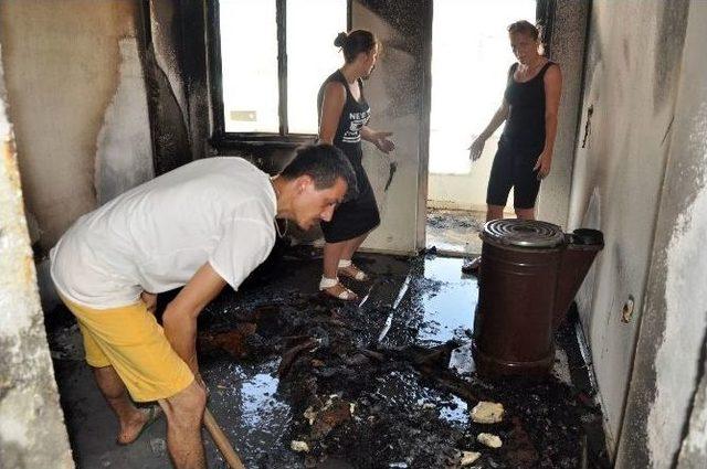 Manavgat&rsquo;ta Ev Yangını Korkuttu 3