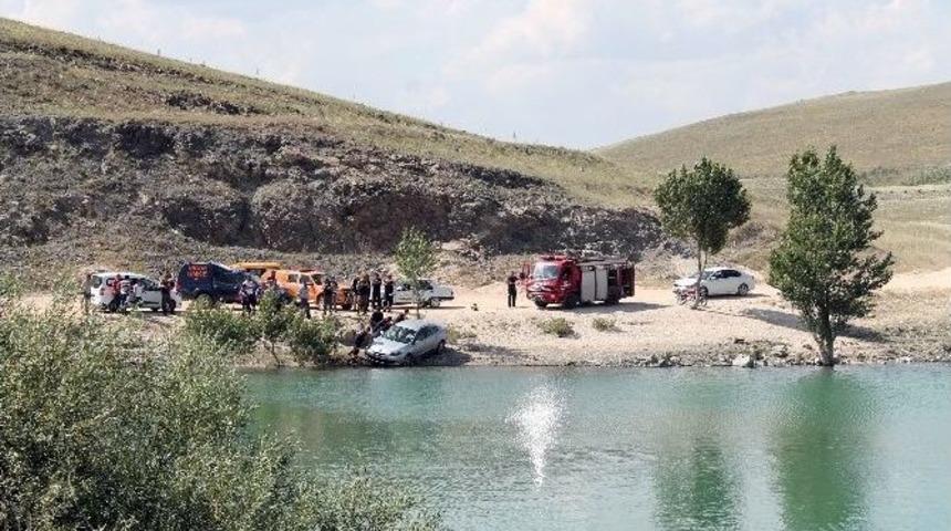 Virajı Alamayan Otomobil Baraja U&ccedil;tu