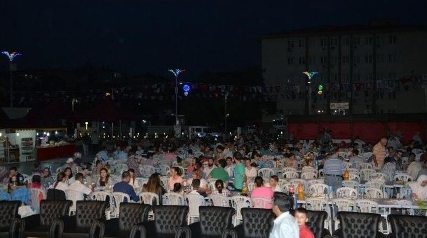 Şehzadeler&rsquo;de İlk İftar Bereketli Ge&ccedil;ti