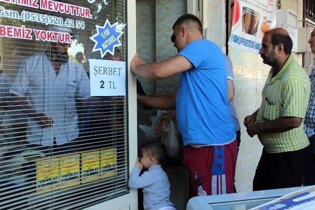 (&ouml;zel Haber) Sıcaktan Bunalanlar Meyan Şerbet&ccedil;isine Akın Ediyor 1
