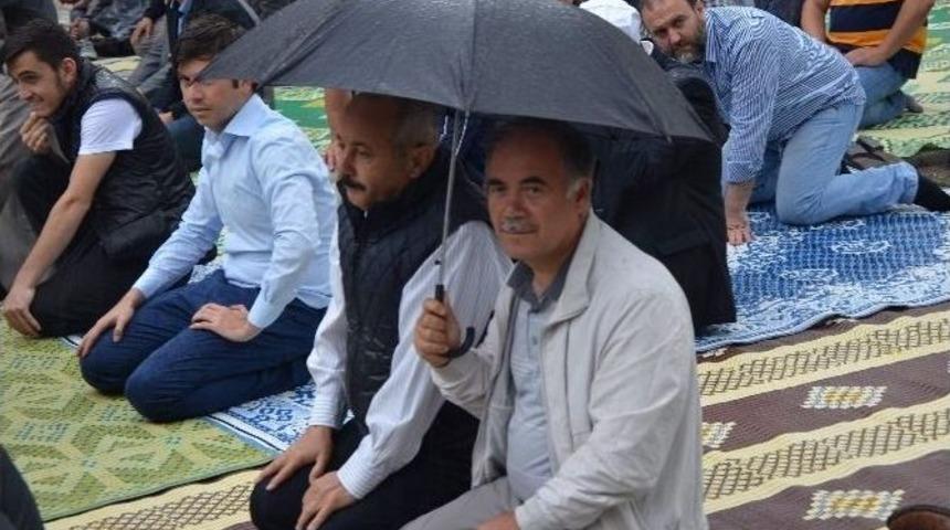 Ramazan Ayının İlk Cuma Namazı Yağmur Altında Kılındı