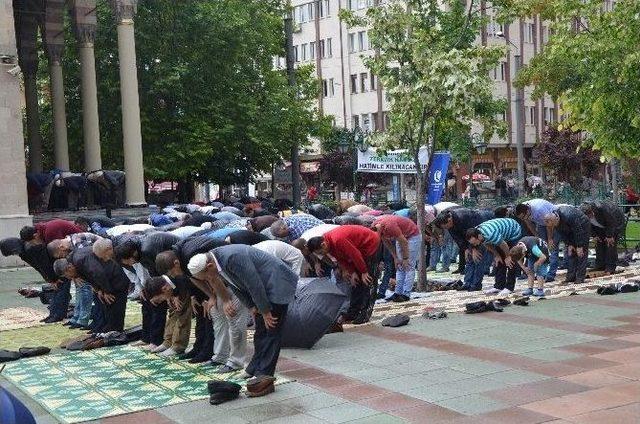 Ramazan Ayının İlk Cuma Namazı Yağmur Altında Kılındı