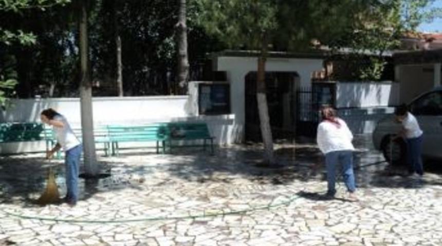 Fo&ccedil;a&rsquo;da İbadethanelerde Ramazan Temizliği