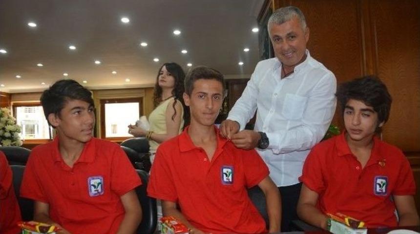 Başkan S&ouml;zen, Gen&ccedil; Futbolculara Cumhuriyet Altını Hediye Etti