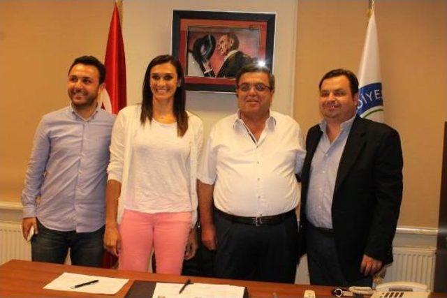 Nilüfer Belediyespor Eczacıbaşı Kaptanı Esra'yı Aldı