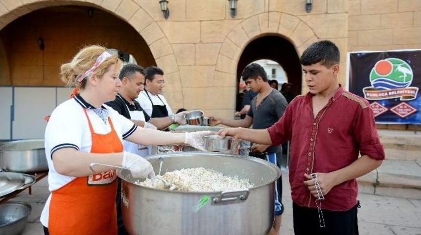 Kumluca&rsquo;da İlk İftar Yemeği Hayırseverlerden