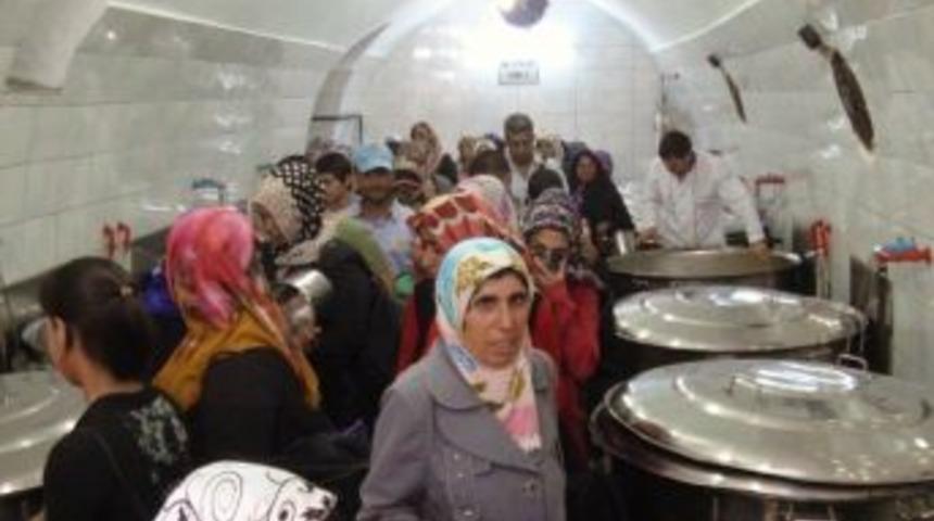 G&uuml;nde 10 Bin Kişiye Sıcak Yemek Dağıtılıyor