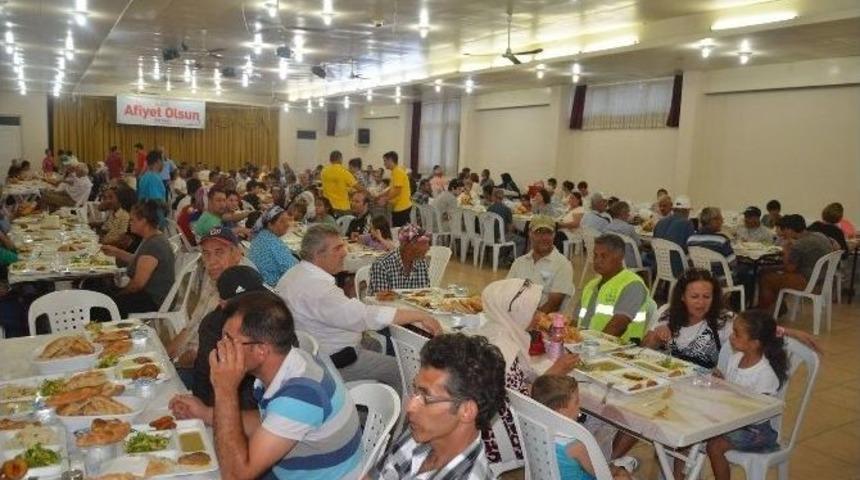 Kuşadası&rsquo;nda Ramazan Boyunca Hayırseverlerden İftar Yemeği