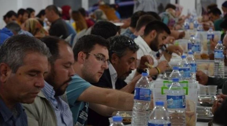 İftar &Ccedil;adırında İlk Oru&ccedil; A&ccedil;ıldı