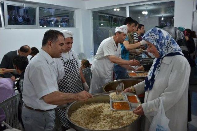 İftar Çadırında İlk Oruç Açıldı