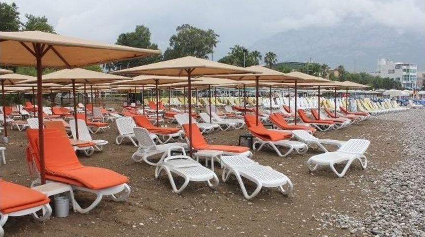 Turistler Yağıştan Ka&ccedil;tı, Plajlar Boşaldı