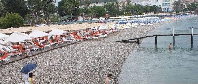 Turistler Yağıştan Kaçtı, Plajlar Boşaldı