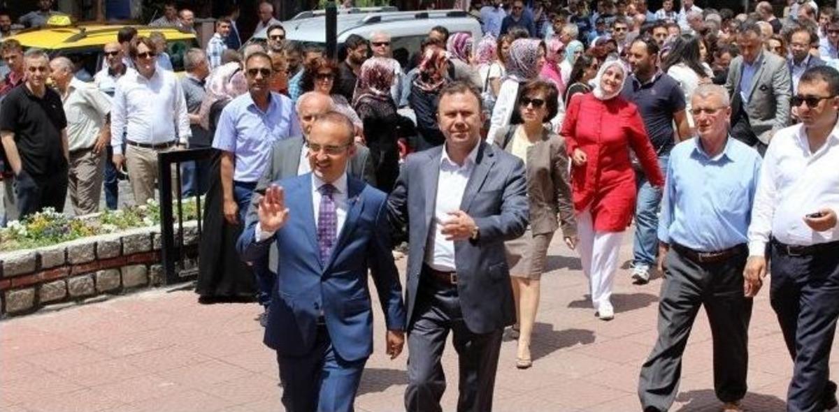 Ak Parti Milletvekili B&uuml;lent Turan Mazbatasını Aldı