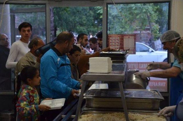 Bilecik Belediyesi Kültür Sitesi’ndeki İftara Vatandaşlardan Yoğun İlgi