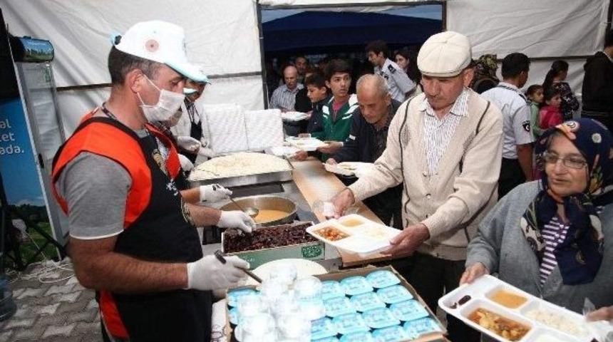 Her G&uuml;n Binlerce Kişiye Sıcak Yemek