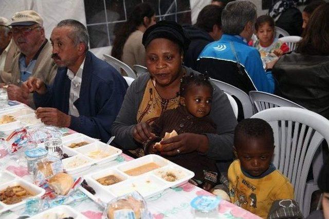 Her Gün Binlerce Kişiye Sıcak Yemek