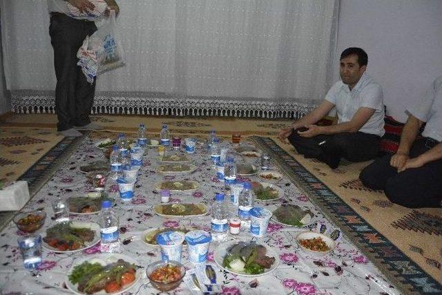 Viranşehir Kaymakamı Citer, İlk İftarını Dul Ve Yetim Ailelerle Yaptı 2