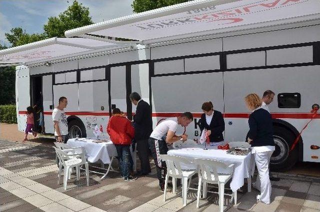 Kızılay Batı Anadolu B&ouml;lgesine Kan Toplama Otob&uuml;s&uuml; 3