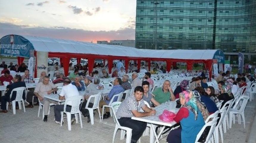 Yeşilyurt Belediyesi İftar &Ccedil;adırı Kurdu