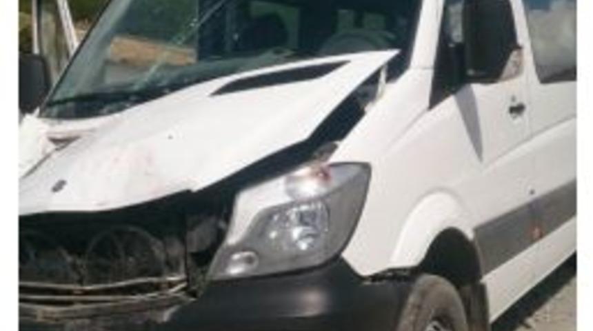 Yolcu Midib&uuml;s&uuml; Trafik Levhasına &Ccedil;arptı: 8 Yaralı