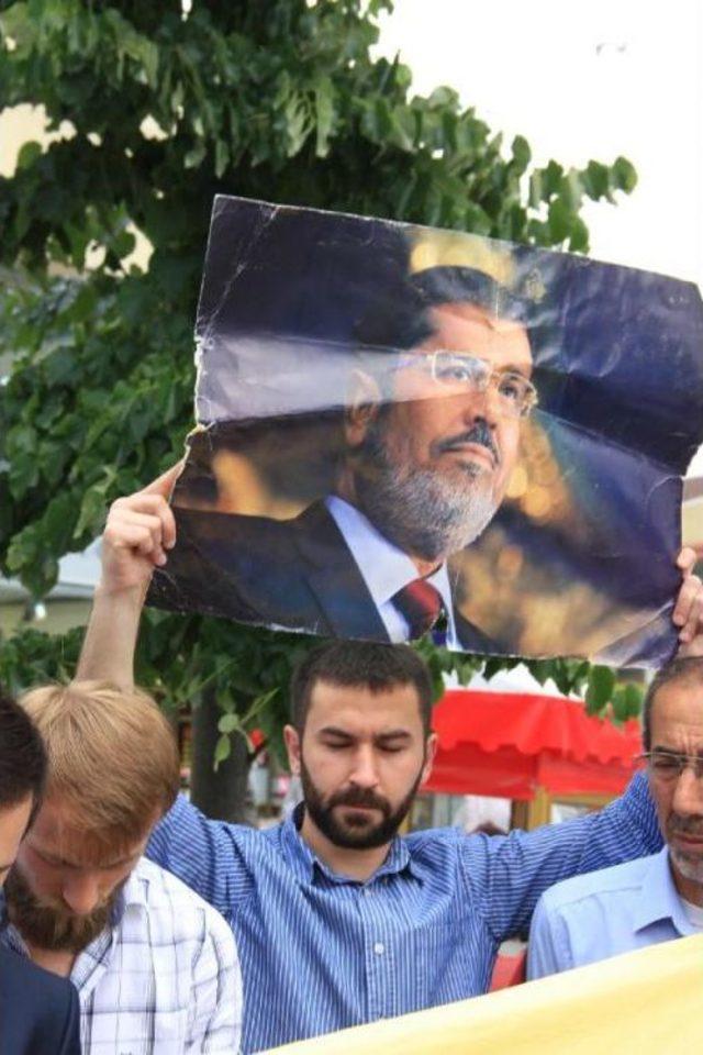 Bursa da Ak Partili Gen&ccedil;ler, Mursi ye Idamı Protesto Etti 2