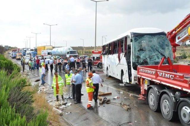 İki Otob&uuml;s &Ccedil;arpıştı; 46 Yaralı (2)- Yeniden 1