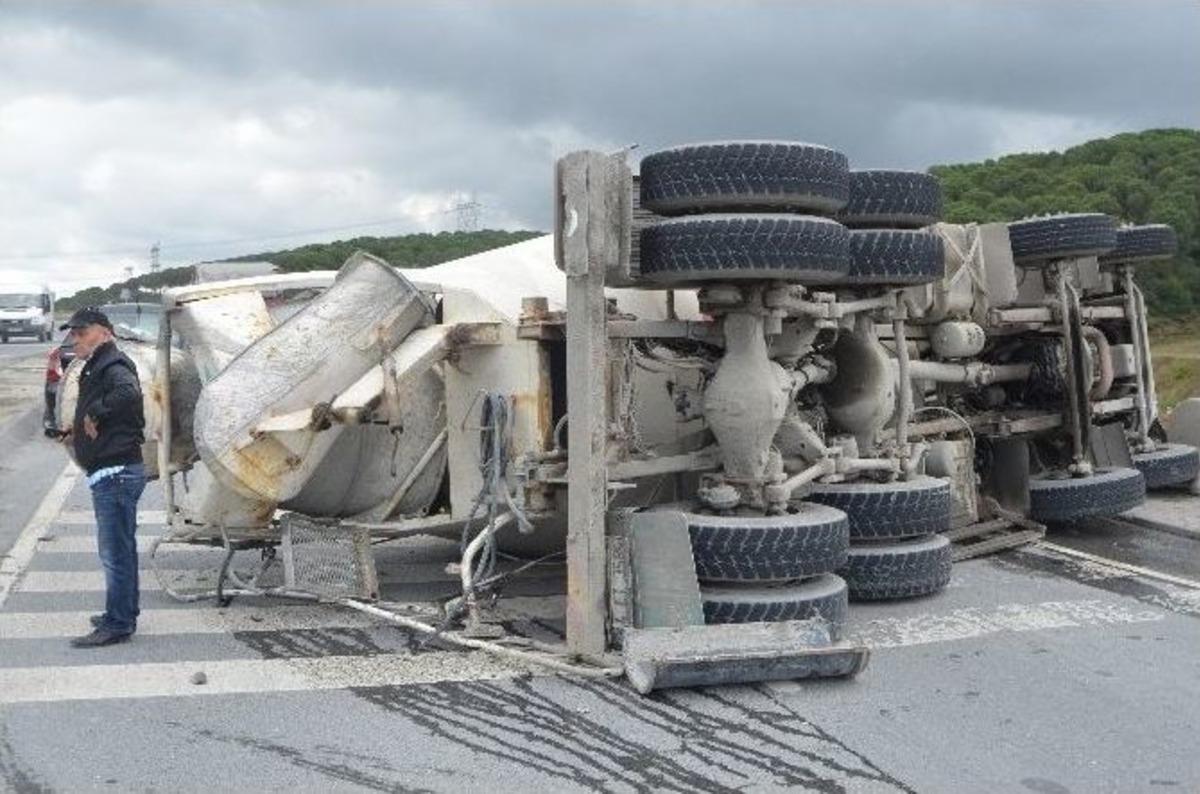 (&ouml;zel Haber) Devrilen Beton Mikseri Trafiği Birbirine Kattı